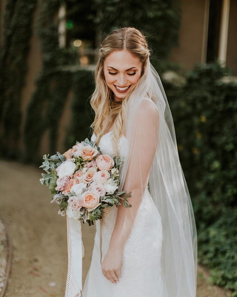 coiffure mariage voile cheveux ondulés