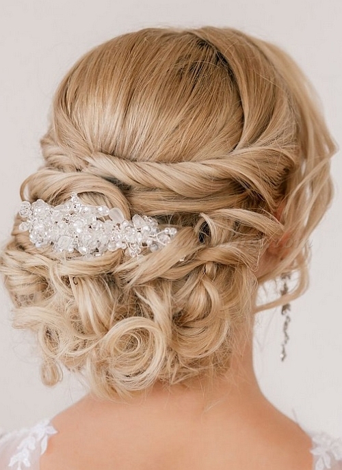 chignon ceremonie curly low