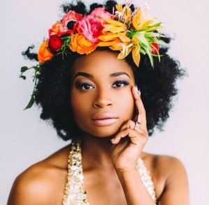 coiffure mariage afro fleurs cheveux