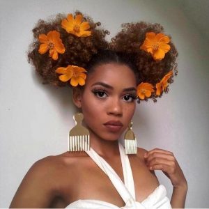 coiffure mariage afro frisés fleurs