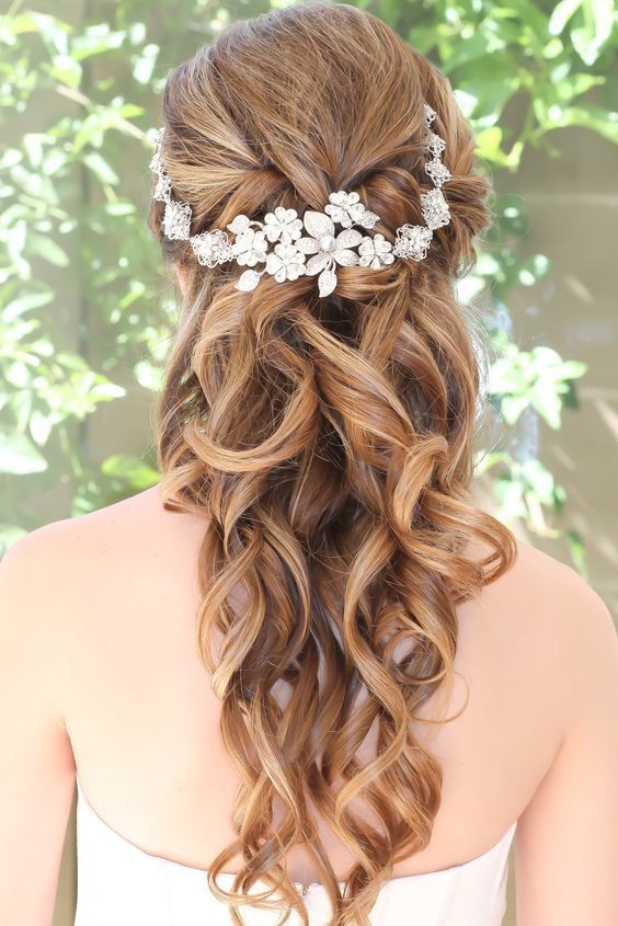 coiffure mariage cheveux longs arrangement floral