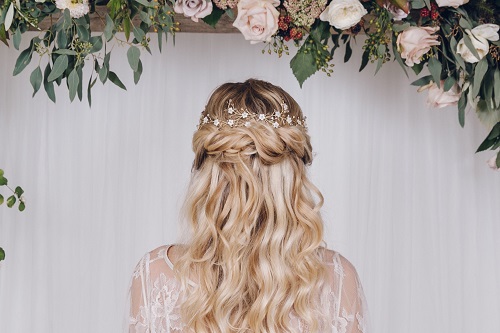 coiffure mariage. boucles détendues avec une fleur